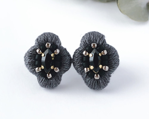 ダークグレー/ブラック］上品さ漂う刺繍とクリスタルのイヤリング
