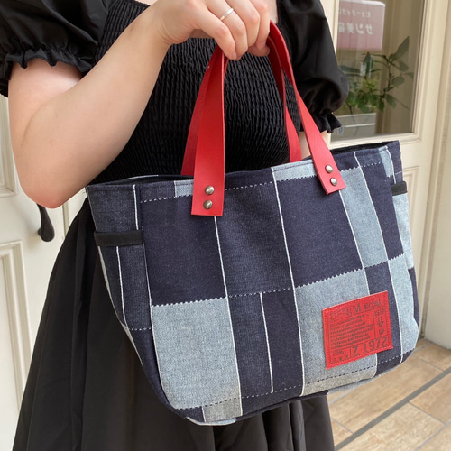 受注制作】児島デニムと革のトートバッグ:パッチワーク柄持ち手 受注制作】児島デニムと革のトートバッグ:パッチワーク柄持ち手