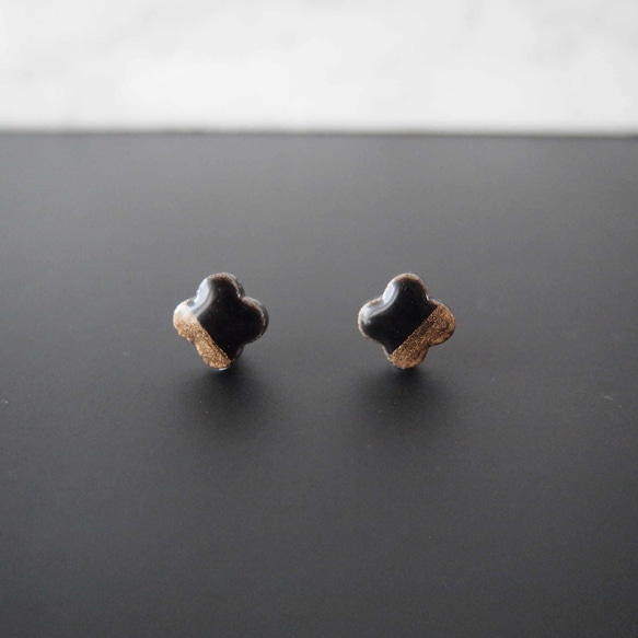 ぷっくり小花のツートンピアス（ブラック）ピアス / イヤリング / ノンホールピアス 1枚目の画像