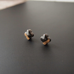 ぷっくり小花のツートンピアス（ブラック）ピアス / イヤリング / ノンホールピアス 3枚目の画像