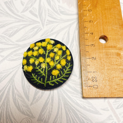 ミモザのブローチ　くるみボタン　刺繍 3枚目の画像