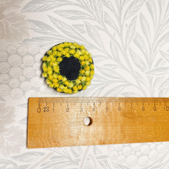 ミモザのブローチ　リース　刺繍　くるみボタン 3枚目の画像