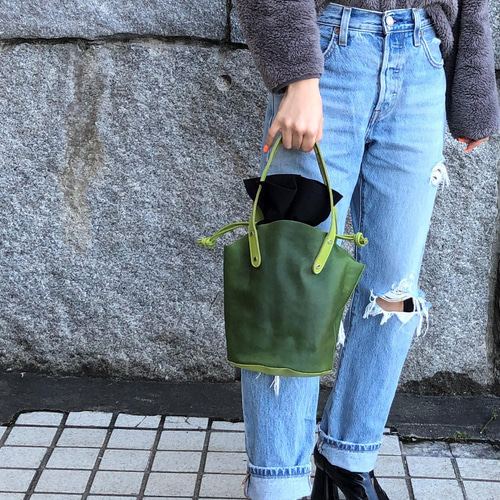 透明レザー使用】ぐにゃっとすけすけハンドバッグ（本革）GREEN