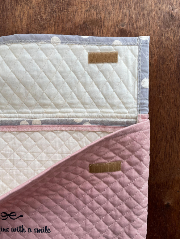防災頭巾カバー（白いさくらんぼ柄×ローズピンク・英字フロッキー） 4枚目の画像