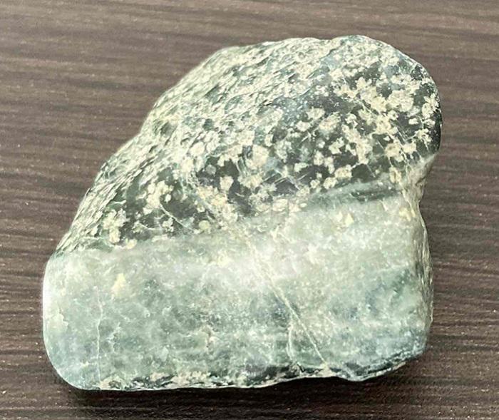 あわ貴石ギャラリーの美しい希少な薄緑・濃緑の阿波翡翠（Jade ）原石！