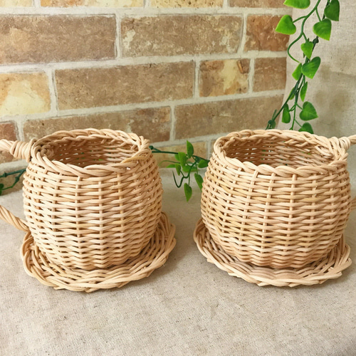 ラタンで編んだコーヒーカップのような小物入れ 一輪挿し・花瓶・花器