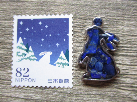 ◇3222再販４ ラピスラズリの青いうさぎ　ピンバッジ 4枚目の画像