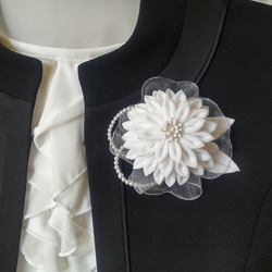 卒業式　入学式　結婚式　真っ白なつまみ細工のコサージュ 2枚目の画像