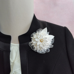 卒業式　入学式　結婚式　晴れの日に。 真っ白なつまみ細工のコサージュ 1枚目の画像