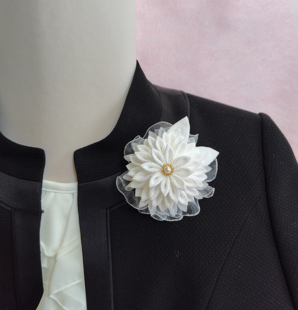 卒業式　入学式　結婚式　晴れの日に。 真っ白なつまみ細工のコサージュ 1枚目の画像