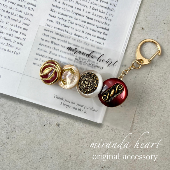 ヴィンテージボタンのキークリップ ゴールドと赤色の大人可愛いボタン