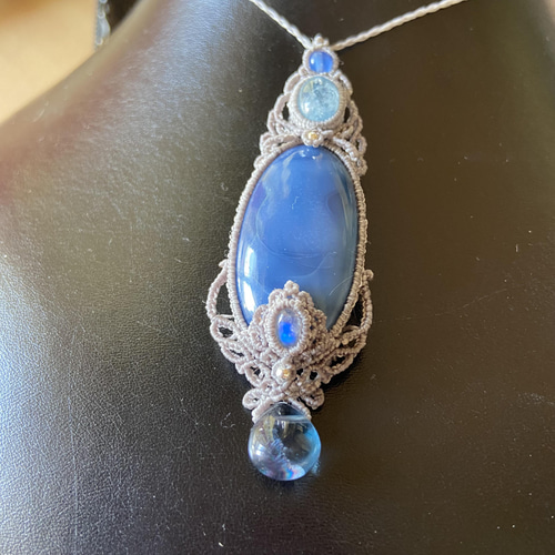 ブルーオパールとレインボームーンストーンのマクラメネックレス