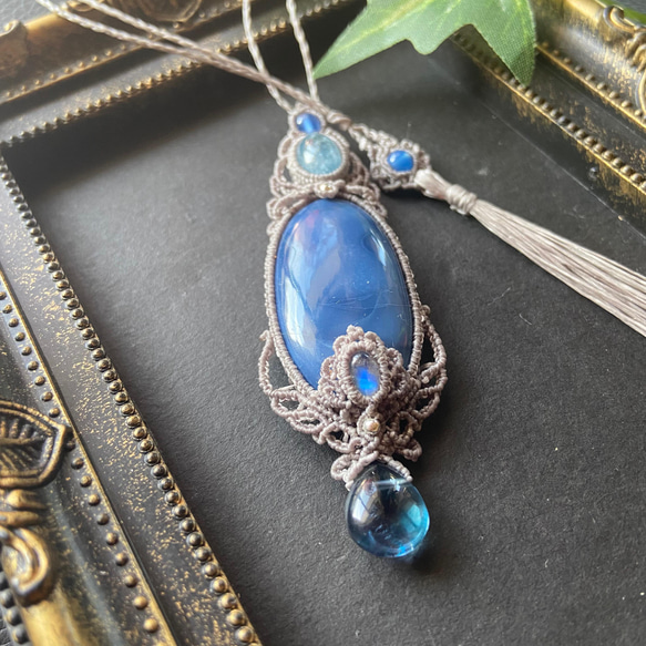 ブルーオパールとレインボームーンストーンのマクラメネックレス