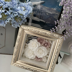 白が好き＊プリザーブドフラワーの白いバラとベージュのミニバラのフレームアレンジメント　満開のきれいな薔薇 13枚目の画像
