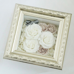 白が好き＊プリザーブドフラワーの白いバラとベージュのミニバラのフレームアレンジメント　満開のきれいな薔薇 1枚目の画像