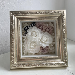 白が好き＊プリザーブドフラワーの白いバラとベージュのミニバラのフレームアレンジメント　満開のきれいな薔薇 14枚目の画像