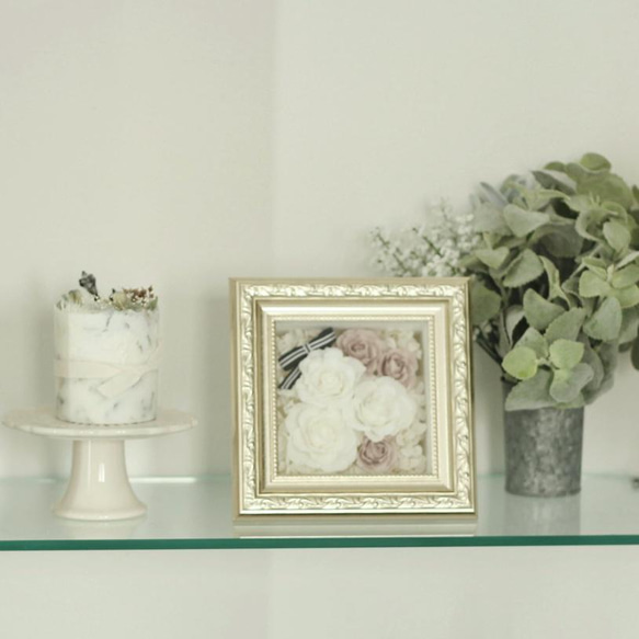 白が好き＊プリザーブドフラワーの白いバラとベージュのミニバラのフレームアレンジメント　満開のきれいな薔薇 9枚目の画像
