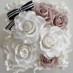 白が好き＊プリザーブドフラワーの白いバラとベージュのミニバラのフレームアレンジメント　満開のきれいな薔薇 7枚目の画像