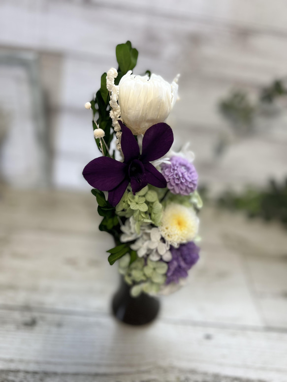美しく咲き続ける　プリザーブドフラワー供花  花器付き　ブラック　小菊　デンファレ 11枚目の画像