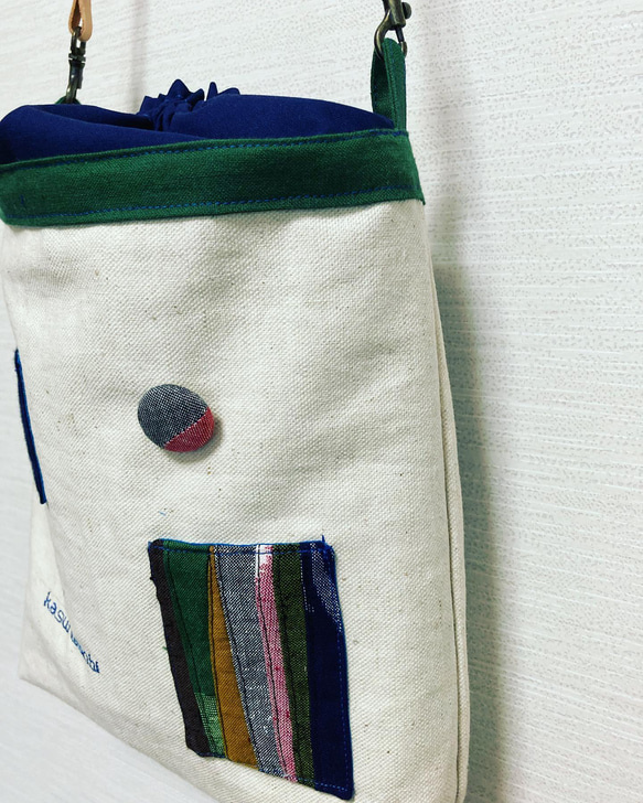 久留米絣のパッチワークワッペンとくるみボタンが付いたショルダーバッグ 6枚目の画像