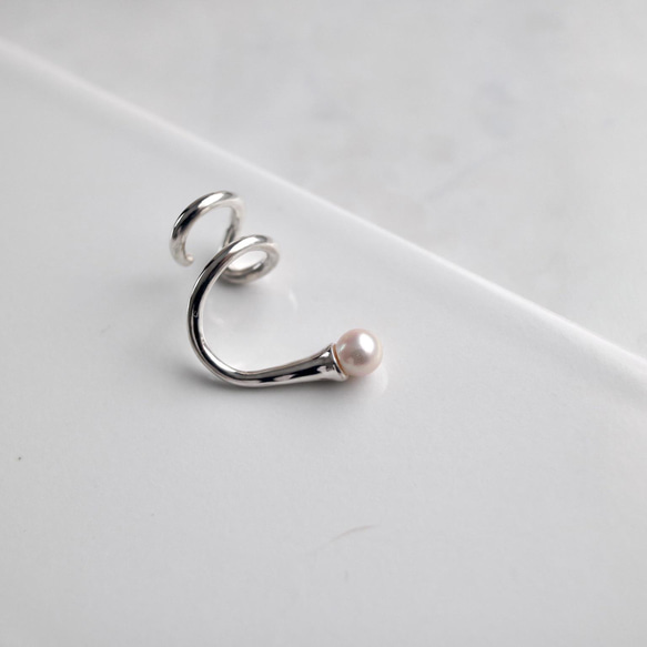 <Akoya>Peep pearl ear cuff(silver) 1枚目の画像