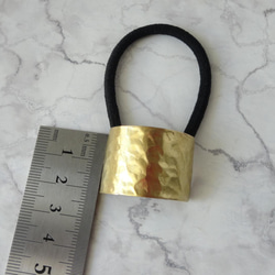 シンプルな　真鍮プレートのヘアゴム　ハンマー　長方形　鎚目　ゴールド　ブラス　マットゴールド　ヘアアクセサリー　メタル 6枚目の画像
