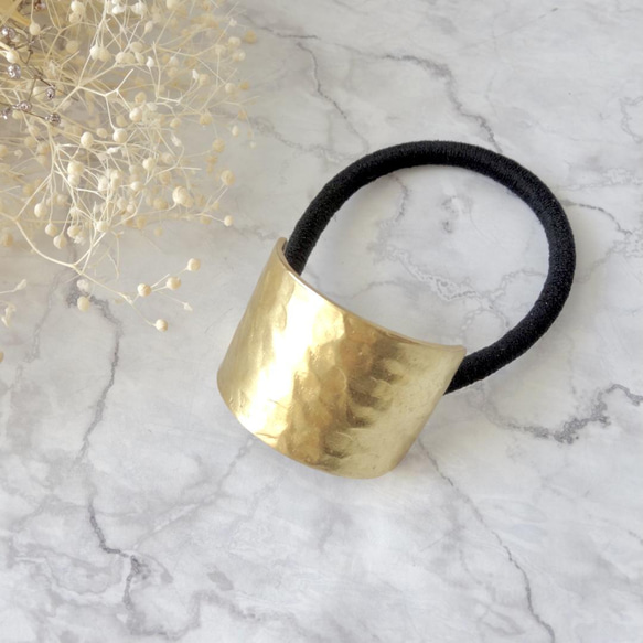 シンプルな　真鍮プレートのヘアゴム　ハンマー　長方形　鎚目　ゴールド　ブラス　マットゴールド　ヘアアクセサリー　メタル 1枚目の画像