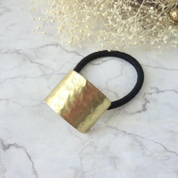 シンプルな　真鍮プレートのヘアゴム　ハンマー　長方形　鎚目　ゴールド　ブラス　マットゴールド　ヘアアクセサリー　メタル 17枚目の画像