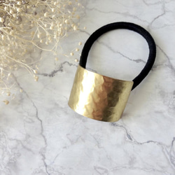 シンプルな　真鍮プレートのヘアゴム　ハンマー　長方形　鎚目　ゴールド　ブラス　マットゴールド　ヘアアクセサリー　メタル 15枚目の画像