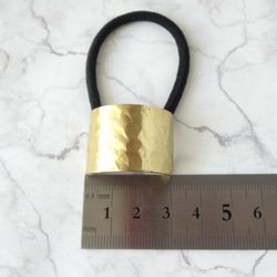 シンプルな　真鍮プレートのヘアゴム　ハンマー　長方形　鎚目　ゴールド　ブラス　マットゴールド　ヘアアクセサリー　メタル 5枚目の画像