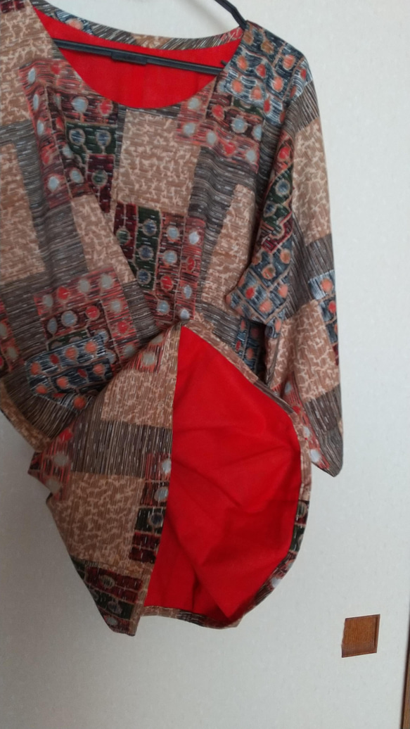 着物リメイク　裏布　赤　のチュニック 4枚目の画像
