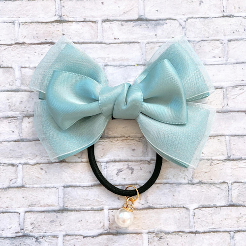 サテンとオーガンジーのリボン（サワーグリーン）チャーム付きヘアゴム  