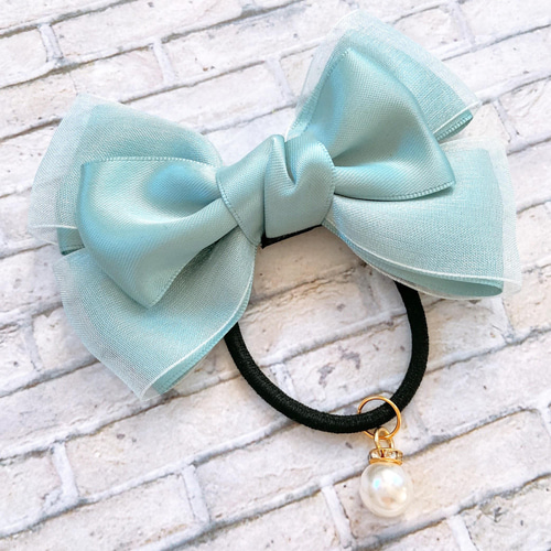 サテンとオーガンジーのリボン（サワーグリーン）チャーム付きヘアゴム  