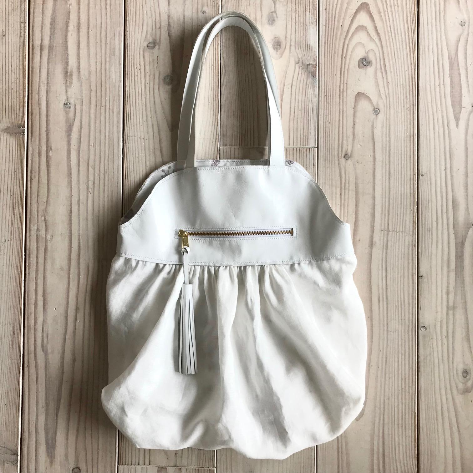 本革とリネンのバルーントート＊ホワイト＊裏地は小鳥刺繍生地＊軽量＊大容量