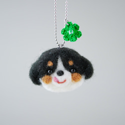 キャバリア犬とお花チャーム バッグにつけて一緒にお出かけ キャバリアグッズ 雑貨 ギフト プレゼント｜トライカラー 4枚目の画像