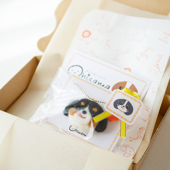キャバリア犬とお花チャーム バッグにつけて一緒にお出かけ キャバリアグッズ 雑貨 ギフト プレゼント｜トライカラー 4枚目の画像