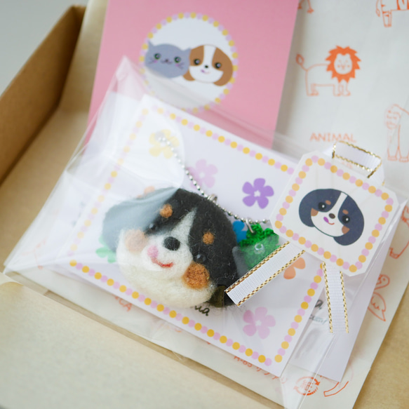 キャバリア犬とお花チャーム バッグにつけて一緒にお出かけ キャバリアグッズ 雑貨 ギフト プレゼント｜トライカラー 5枚目の画像