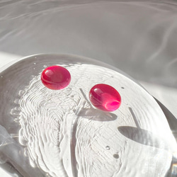 温度で色が変わる不思議なガラスカボションピアス（レッド）　サージカルステンレス 1枚目の画像