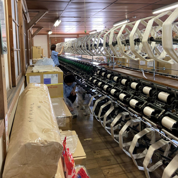 【新感覚】シルクオーガンジーのクロスヘアバンド 〈お堀柄・オフホワイト〉軽い‼  触ってみたくなる　モードな川俣シルク 15枚目の画像