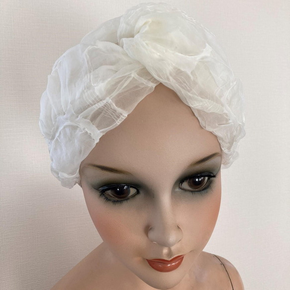 【新感覚】シルクオーガンジーのクロスヘアバンド 〈お堀柄・オフホワイト〉軽い‼  触ってみたくなる　モードな川俣シルク 7枚目の画像