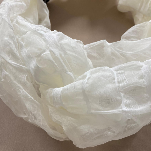 【新感覚】シルクオーガンジーのクロスヘアバンド 〈お堀柄・オフホワイト〉軽い‼  触ってみたくなる　モードな川俣シルク 6枚目の画像