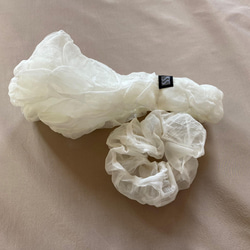【新感覚】シルクオーガンジーのクロスヘアバンド 〈お堀柄・オフホワイト〉軽い‼  触ってみたくなる　モードな川俣シルク 8枚目の画像