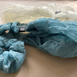 【新感覚】シルクオーガンジーのクロスヘアバンド 〈お堀柄・オフホワイト〉軽い‼  触ってみたくなる　モードな川俣シルク 4枚目の画像