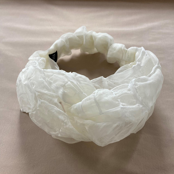 【新感覚】シルクオーガンジーのクロスヘアバンド 〈お堀柄・オフホワイト〉軽い‼  触ってみたくなる　モードな川俣シルク 1枚目の画像