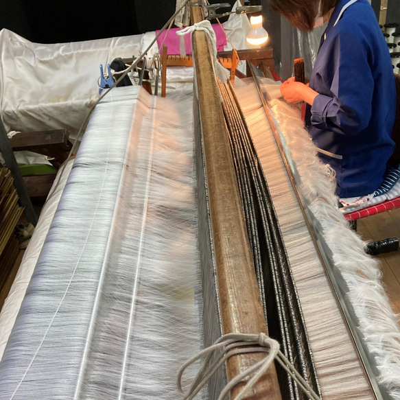 【新感覚】シルクオーガンジーのクロスヘアバンド 〈お堀柄・オフホワイト〉軽い‼  触ってみたくなる　モードな川俣シルク 17枚目の画像