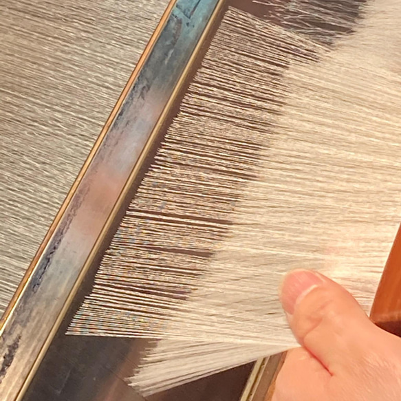 【新感覚】シルクオーガンジーのクロスヘアバンド 〈お堀柄・オフホワイト〉軽い‼  触ってみたくなる　モードな川俣シルク 16枚目の画像