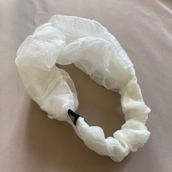 【新感覚】シルクオーガンジーのクロスヘアバンド 〈お堀柄・オフホワイト〉軽い‼  触ってみたくなる　モードな川俣シルク 9枚目の画像