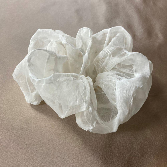 【新感覚】シルクオーガンジーのクロスヘアバンド 〈お堀柄・オフホワイト〉軽い‼  触ってみたくなる　モードな川俣シルク 10枚目の画像