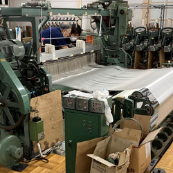 【新感覚】シルクオーガンジーのクロスヘアバンド 〈お堀柄・オフホワイト〉軽い‼  触ってみたくなる　モードな川俣シルク 18枚目の画像