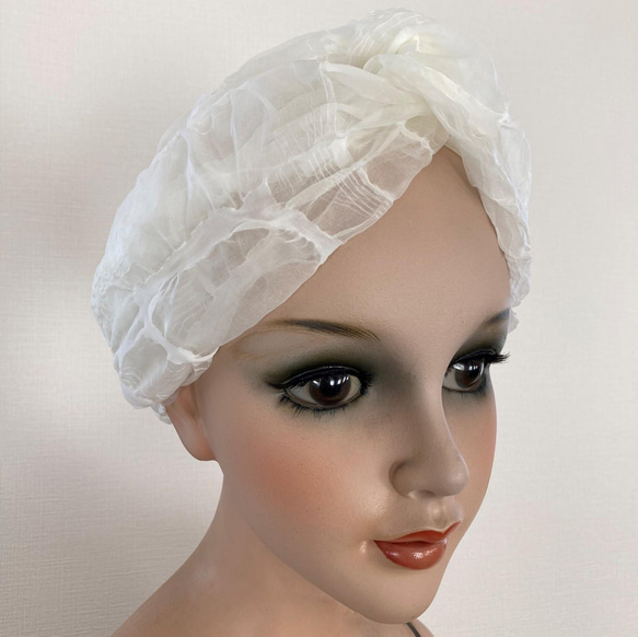 【新感覚】シルクオーガンジーのクロスヘアバンド 〈お堀柄・オフホワイト〉軽い‼  触ってみたくなる　モードな川俣シルク 2枚目の画像